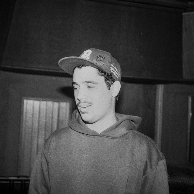 Retrato en blanco y negro de Manu Berlingeri en un estudio