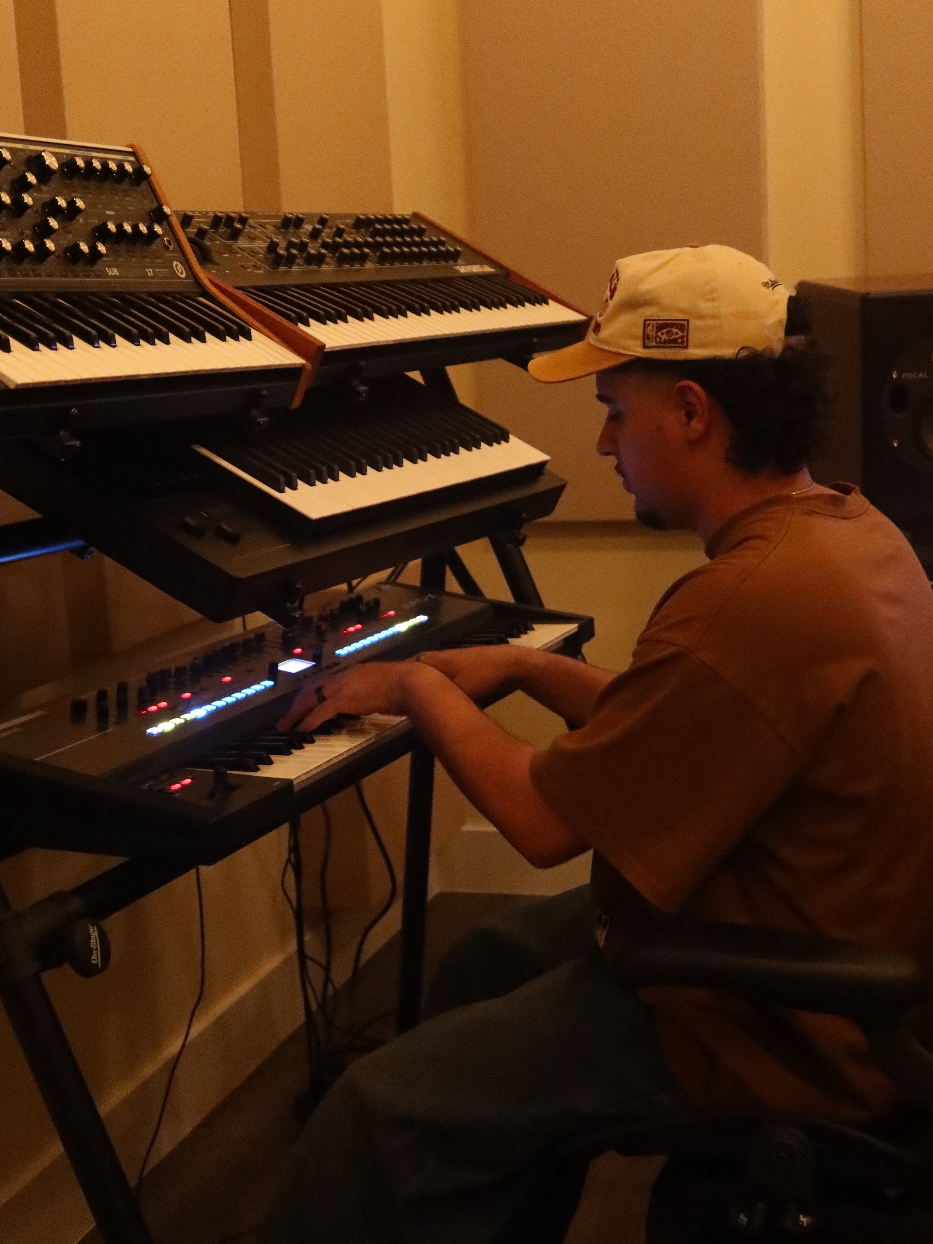 Manu Berlingeri tocando un sintetizador