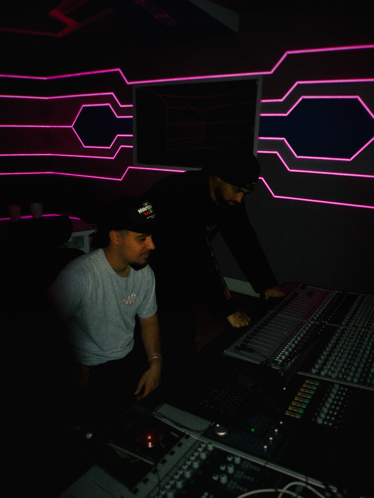 Manu Berlingeri junto a una consola de estudio
