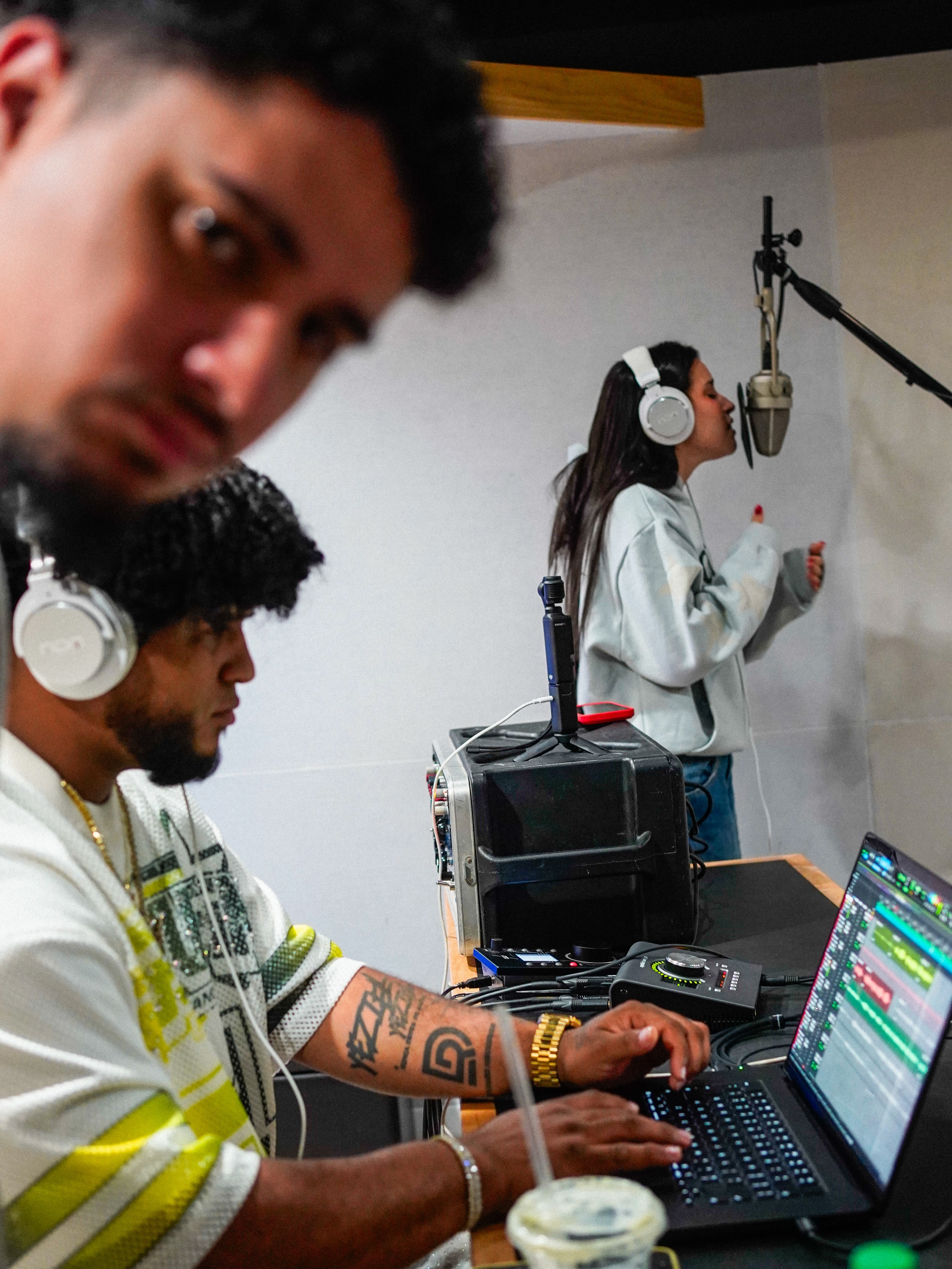 Manu Berlingeri en una sesión de grabación con colaboradores